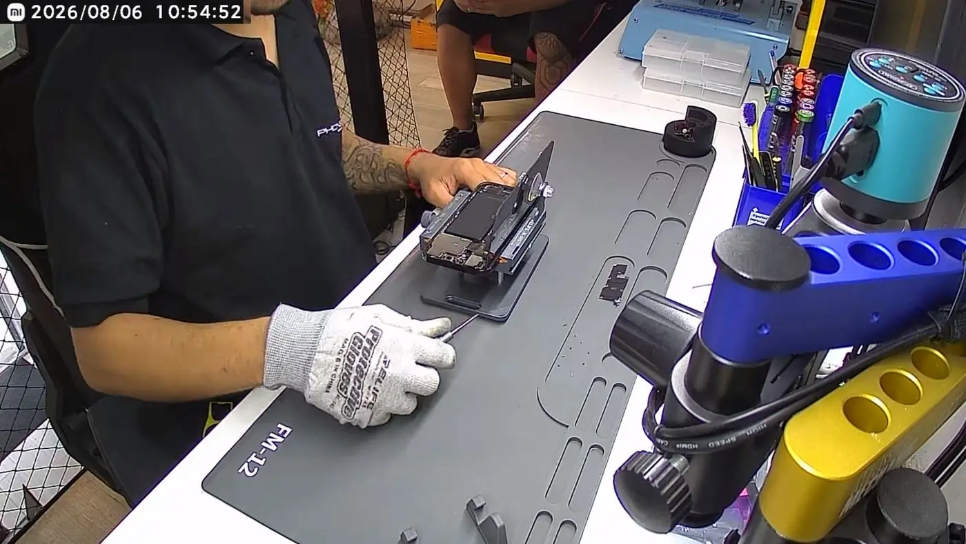 Reparo na bancada, imagem da câmera da loja